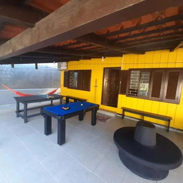 CASA PERTINHO DA PRAIA PARA ATÉ 12 PESSOAS COM MESA DE SINUCA E PING PONG aceita pets，位于邦比尼亚斯的酒店