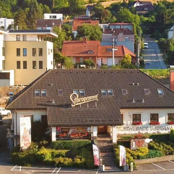乌约翰娜膳食公寓&餐厅，位于Slušovice的酒店