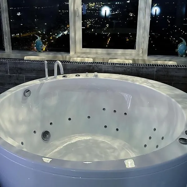 sky DREAM jacuzzi sauna 33 FLOOR，位于克莱佩达的酒店