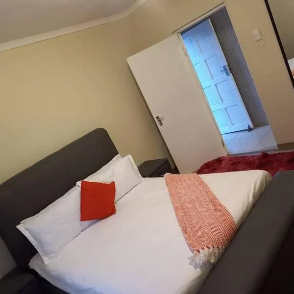 Comfy hidden home in Mthatha，位于KwaMaxaka的酒店