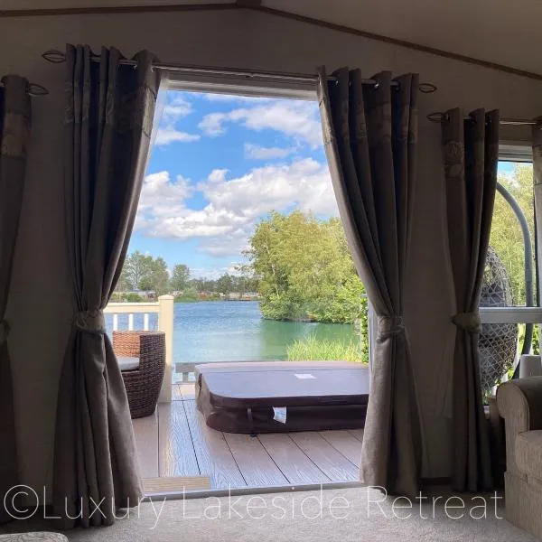 Lakeside Retreat With Hot Tub & Fishing Peg at Tattershall Lakes Country Park，位于塔特舍尔的酒店