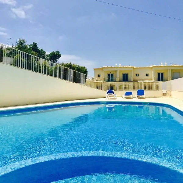 Villa in the heart of the sunny beach of Albufeira，位于吉亚的酒店
