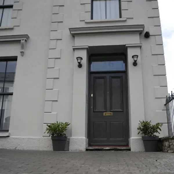 Immaculate 1-Bed Apartment in Merthyr Tydfil，位于Abertillery的酒店