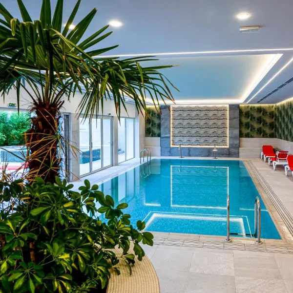 Hotel Carolin，位于克利默内什蒂的酒店