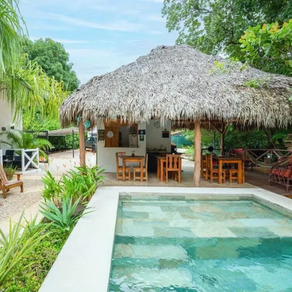 Antema Lodge Secteur Tamarindo, piscine, yoga, gym, jungle et paix，位于Jobos的酒店