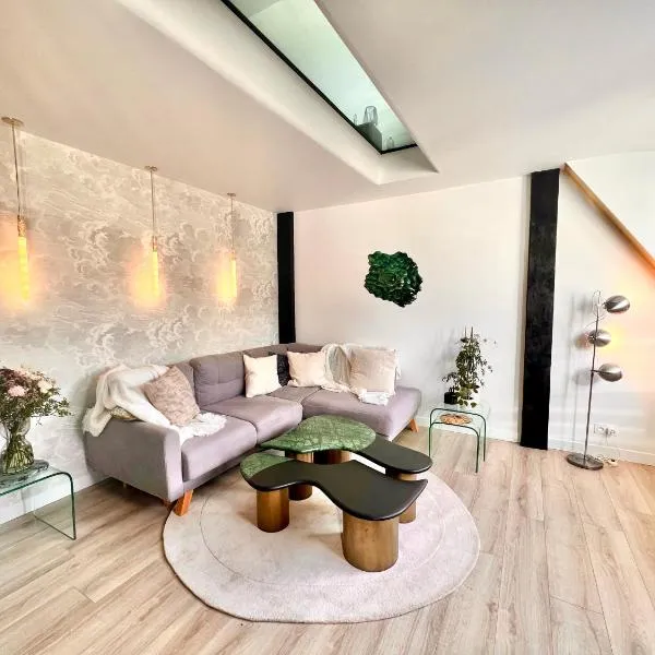 Duplex Design - in the heart of Fontainebleau's forest - Climber's dream - Few min walk from the most emblematic climbing spots of Fontainebleau - TroisPignons - Overlooking the park of a castle - Ideal Digital Nomad, business trip，位于Noisy-sur-École的酒店
