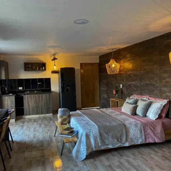 Cabañas con jacuzzi y chimenea - Casa Floral, Marinilla，位于马里尼亚的酒店