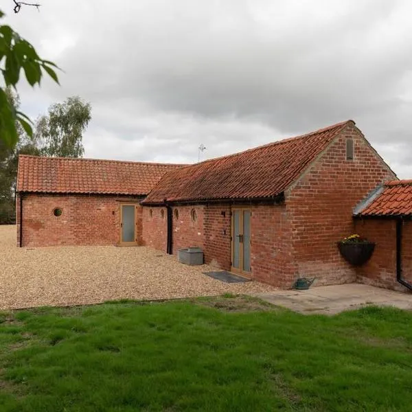 Lovely 1-bed suite & bathroom in converted barn near Newark Show-Ground，位于Bottesford的酒店