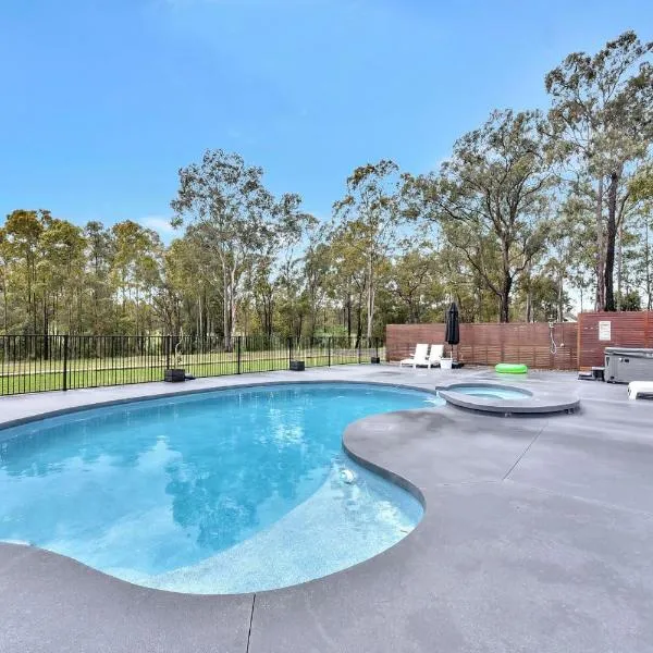 Kitchener Country Estate with Pool Hot Tub on private acres that sleeps up to 18，位于Kitchener的酒店