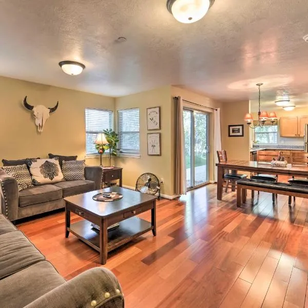 Near Skiing & Hiking: Inviting Retreat in Victor!，位于维克托的酒店