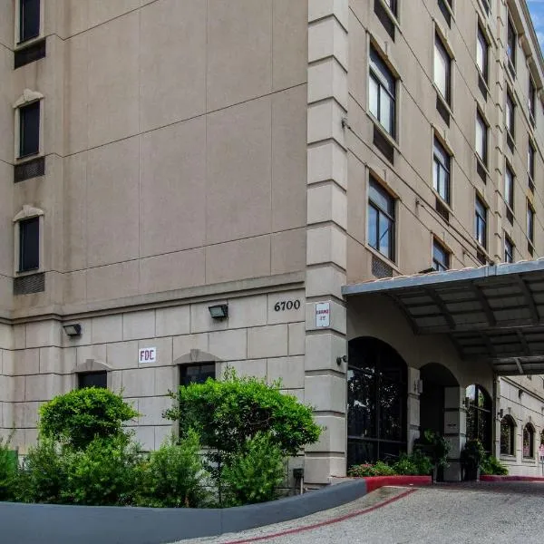 贝斯特维斯特休斯顿医疗中心必住普拉斯酒店，位于Charter Bank Building Heliport的酒店