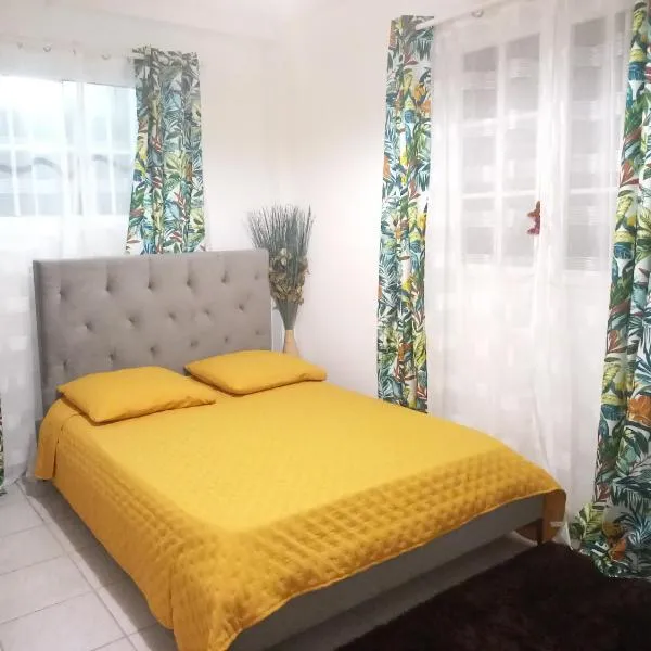 Charmant logement avec spa/petit-déjeuner inclus.，位于黑角的酒店