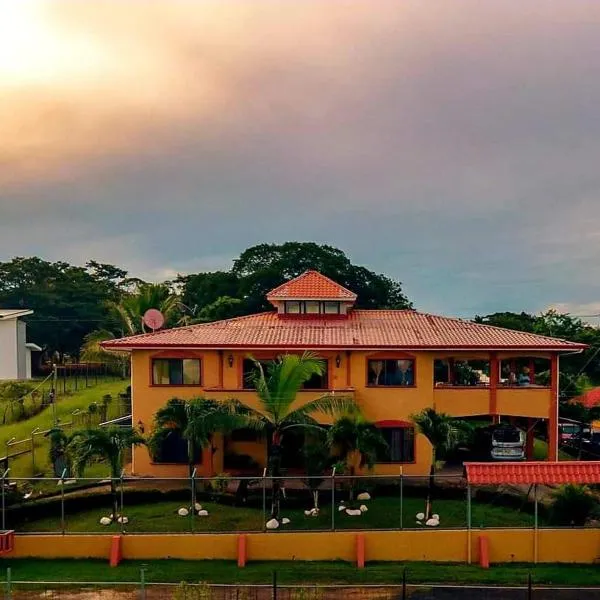 阿尔塔别墅住宿加早餐旅馆，位于Boca Barranca的酒店