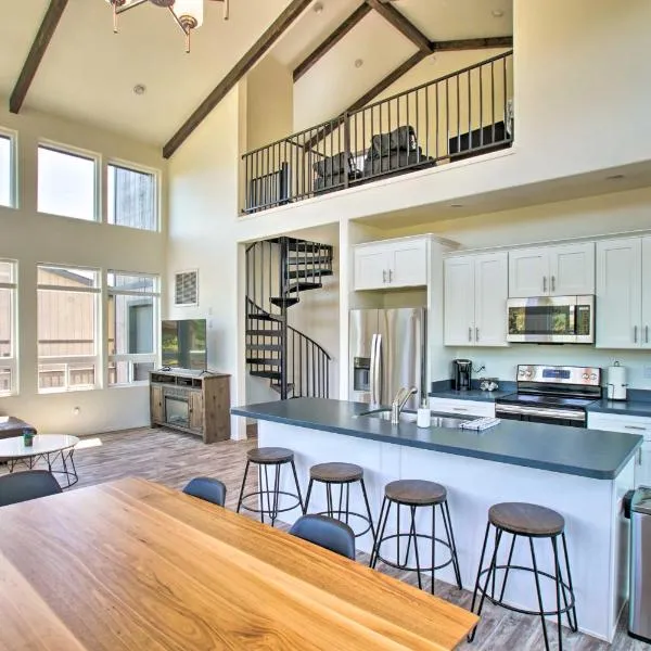 Mountain View Modern Cabin: Luxury Pine Home!，位于Pine的酒店