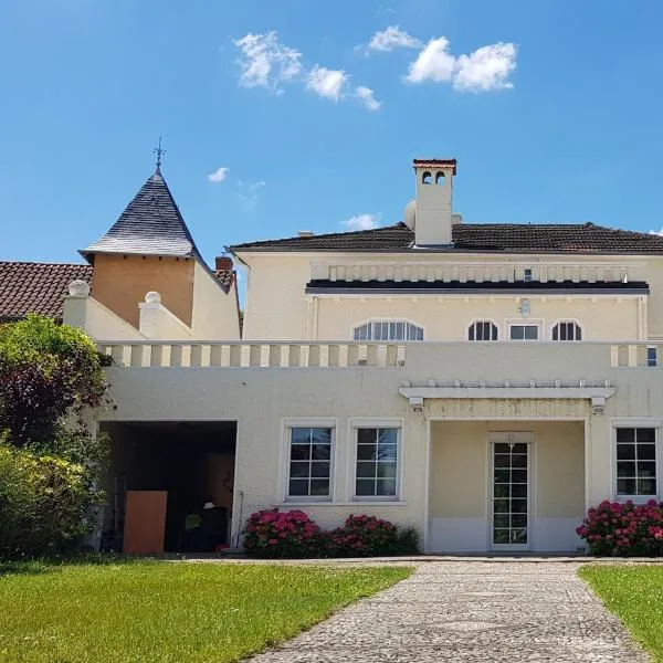 La Casa Blanca，位于Janneyrias的酒店
