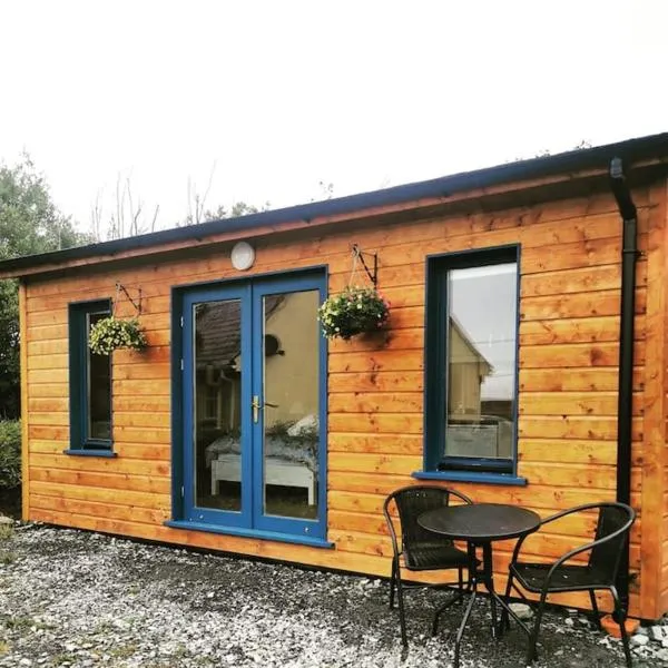 Ceaser's cabin is a cosy 1 bedroom cabin，位于Clarecastle的酒店