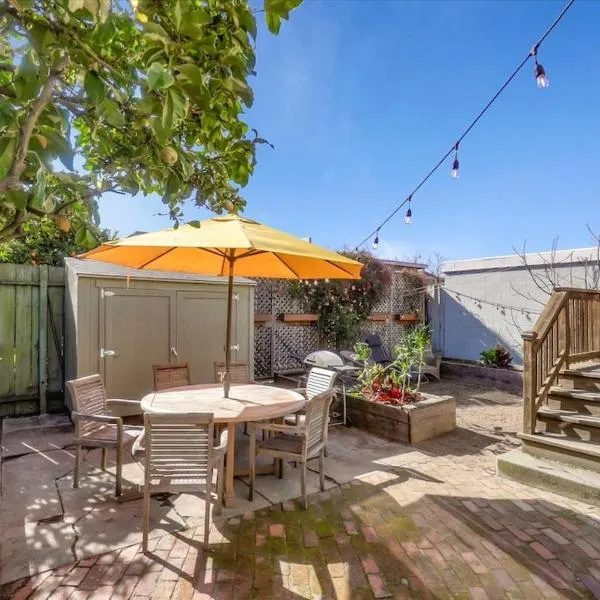 Light filled Condo 3 Bedrm with enclosed sunny backyard，位于奥克兰的酒店