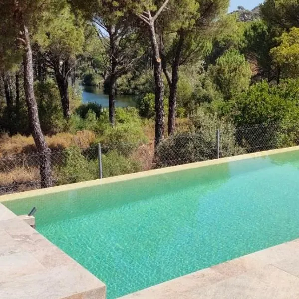 CABAÑA DE MADERA JUNTO AL LAGO LAS JARAS，位于科尔多瓦的酒店