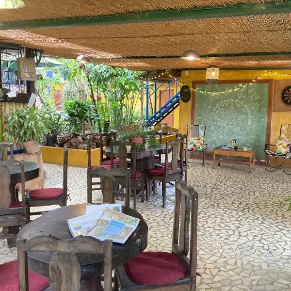Montaña Linda Hostel Orosi，位于Ujarrás的酒店
