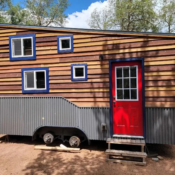 NEW Lovable Mountain Tiny Home near Cripple Creek，位于Victor的酒店