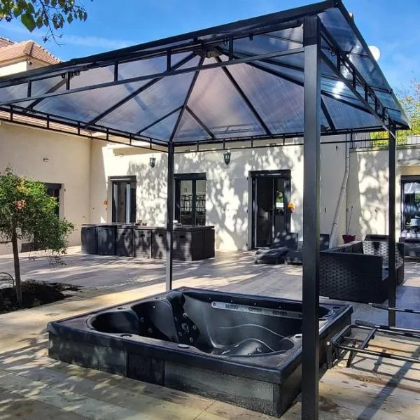 230m2 sur 3800m2 - jacuzzi 6 places - 16pers max，位于珀套特科姆博特的酒店