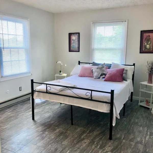 Trestle Creek Farm- farmhouse suite，位于布卢明顿的酒店