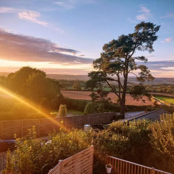 Minutes from Lyme Regis Self-Catering Suite with Stunning Countryside Views & Double Bath，位于阿克斯明斯特的酒店