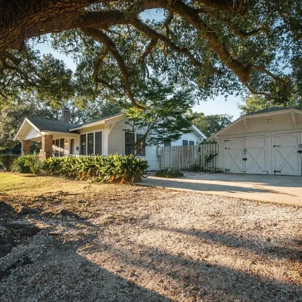 Gulf Coast Craftsman - Cozy, Charming & Central!，位于长滩的酒店