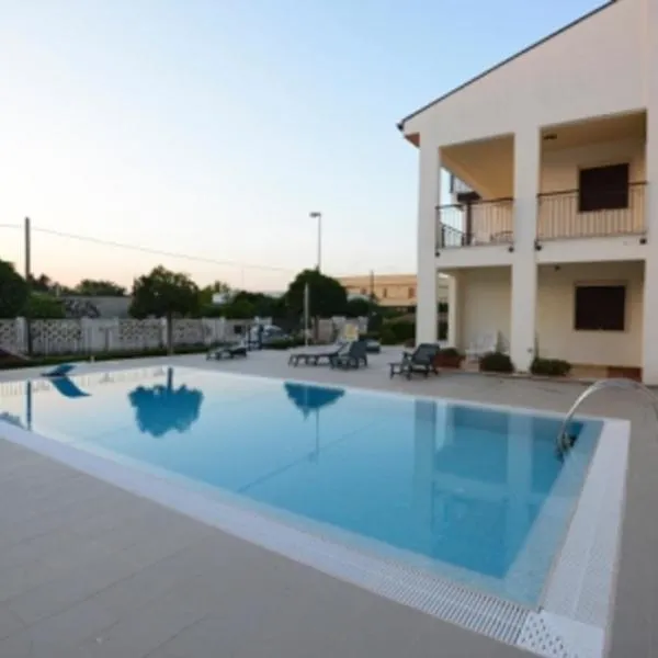 Lina apartments，位于吉诺萨滨海的酒店