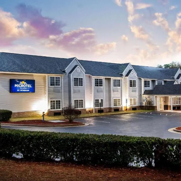 Microtel Inn & Suites by Wyndham Southern Pines Pinehurst，位于Hoffman的酒店