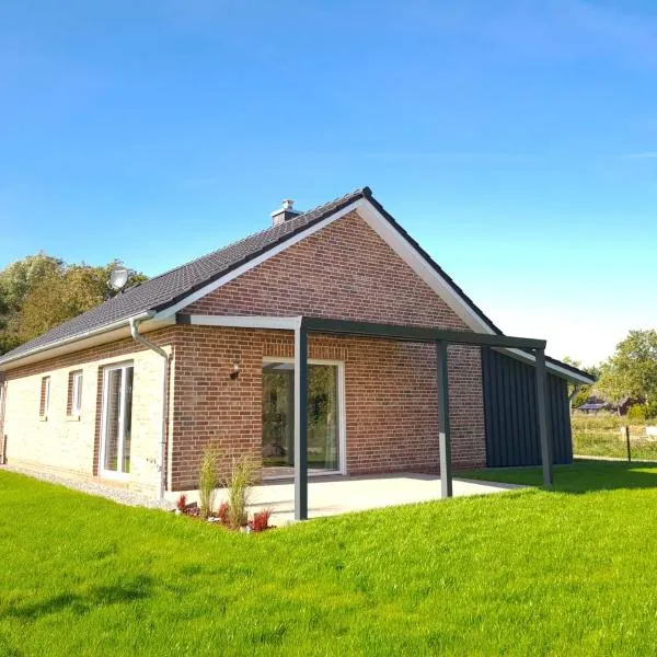 Haus KüstenBrise - Urlaub mit Hund an der Küste mit eigenen Garten, Sauna und gemütlichen Kaminfeuer，位于Schweiburg的酒店