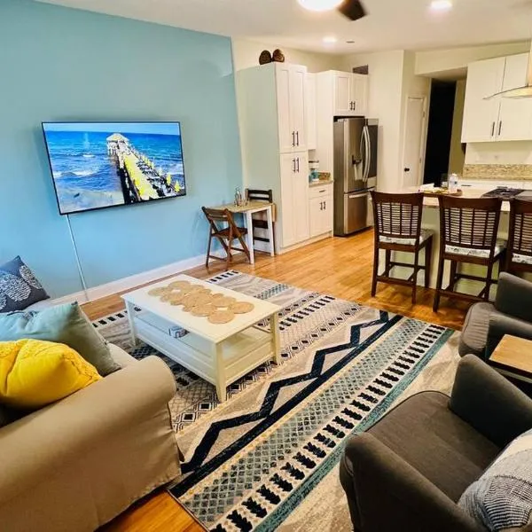 Luxury 2/2 private oasis w/Hot Tub walk to Beach，位于卡纳维拉尔角的酒店