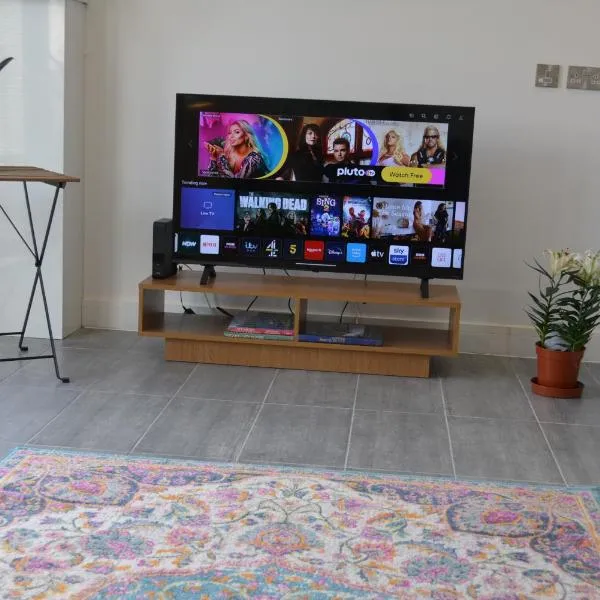 Lovely & Spacious 2-Bedroom Apartment with Balcony and Free Parking，位于牛津的酒店