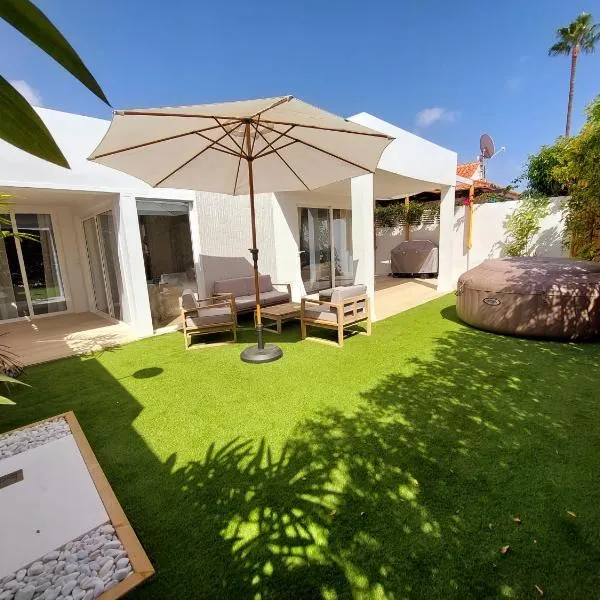 Bungalow de diseño hidromasajes terraza y piscina.，位于帕斯托布兰克的酒店