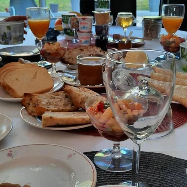 Chambres d'hôtes Les Chênes，位于Acigné的酒店