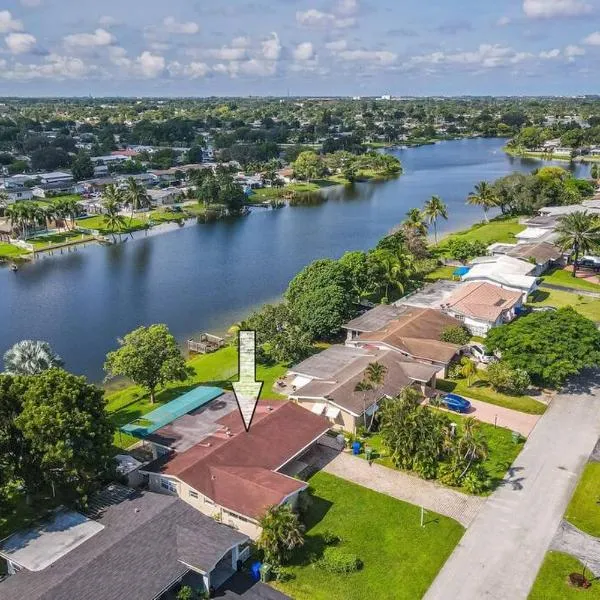 Private Lakefront Home in Miami/Pembroke，位于彭布罗克派恩斯的酒店