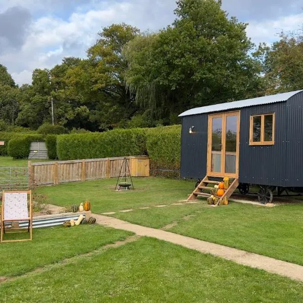 Shepherds Hut at Cedar Gables，位于Hooe的酒店