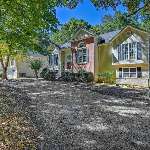 Peaceful Dallas Home with Deck and Charcoal Grill，位于海勒姆的酒店