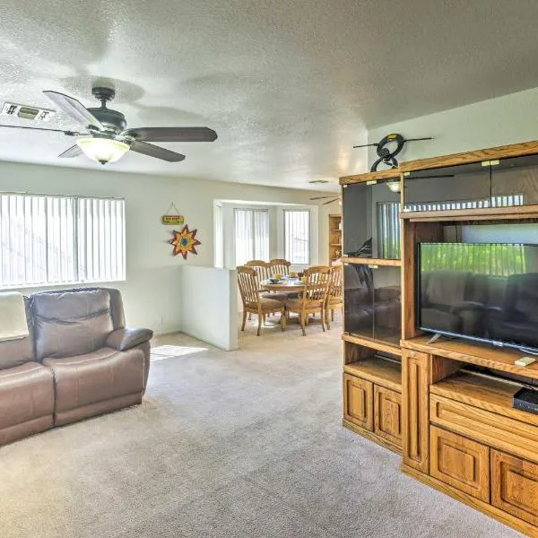 Quaint Bullhead City Getaway about 2 Mi to River!，位于布尔海德市的酒店