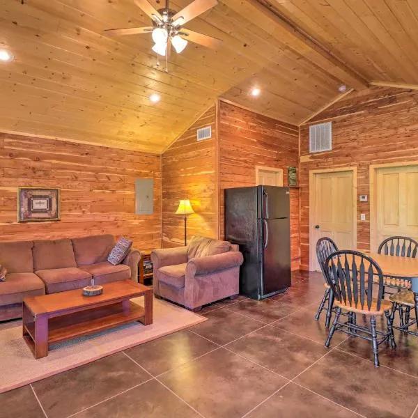 Heber Springs Cabin with Deck and River Views!，位于Heber Springs的酒店