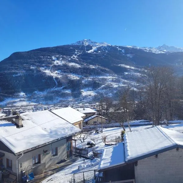 gîteduruisseau73, heart of French Alps Paradiski, maison entière 80m2 au calme, 2 chambres 2 salles de bain avec terrasse et garage，位于圣莫里斯堡的酒店