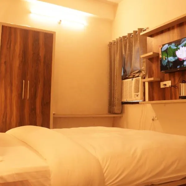 Paradise Inn，位于Shāhjahānpur的酒店