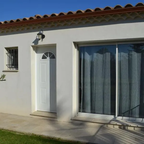 Joli appartement au calme entre Nîmes et Avignon，位于Meynes的酒店