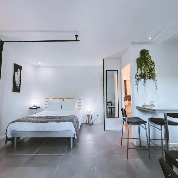-WOOD- Appartement meublé cosy & confort-Parking privé & jardin，位于Ponsas的酒店