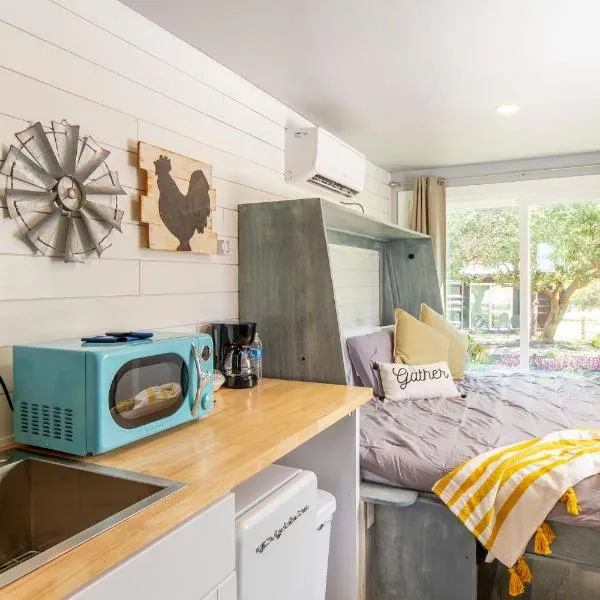 The Container Retreat at 290 Wine Trail #2 Adventure awaits!，位于Hye的酒店