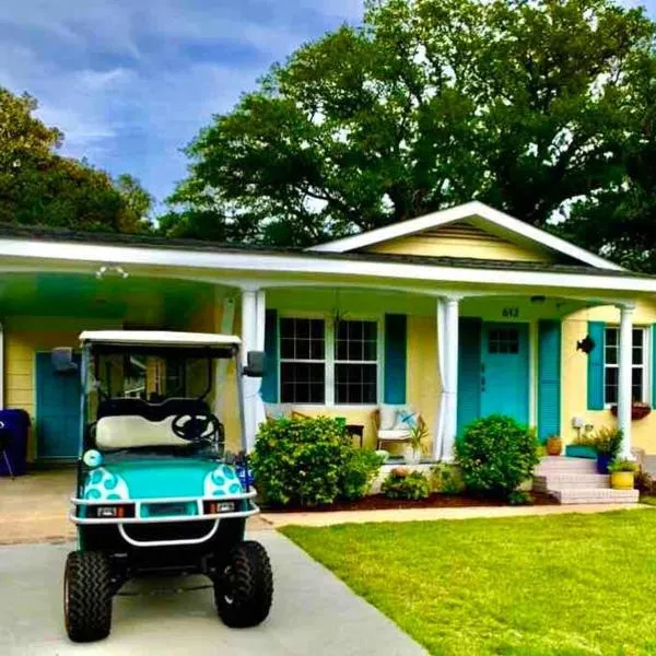 Downtown- Sunshine Cottage and Golf Cart，位于橡树岛的酒店