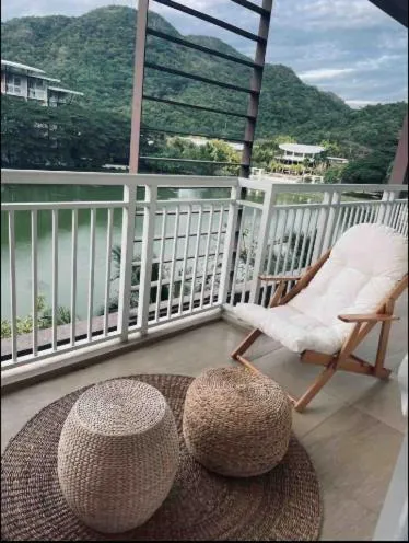 Cozy 2Bedroom Beach Condo with Lagoon View Balcony，位于纳苏格布的酒店