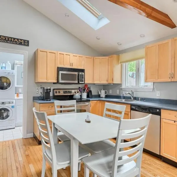 Four Season Modern Cape Cod Cottage (with heat)，位于伊斯特姆的酒店