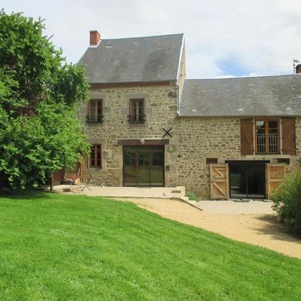 Grande maison en pierres avec jardin clos, proche des stations thermales et des Volcans d'Auvergne - FR-1-489-198，位于La Crouzille的酒店