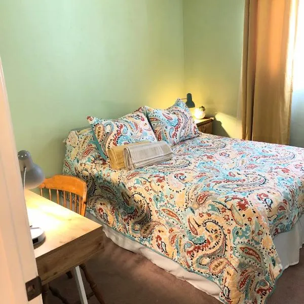 Country haven room with desk near wineries，位于赫米特的酒店